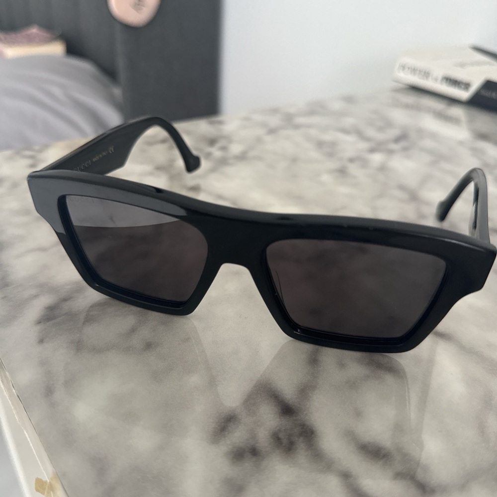 Gucci Black Sunglasses with Blue Case - Picture 4 of 7